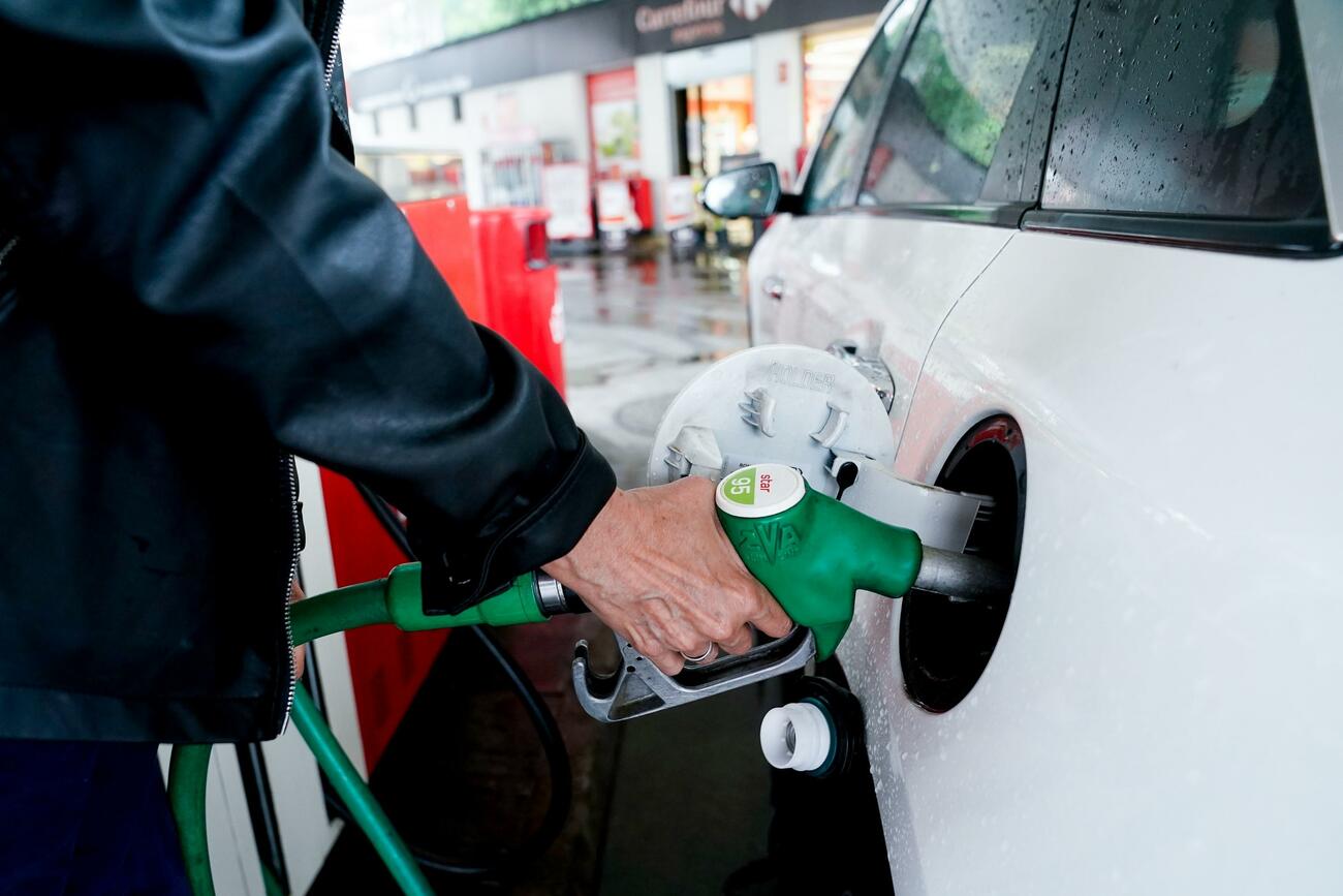 Repostaje de carburante en una gasolinera / PÉREZ MECA / EUROPA PRESS Repostaje de carburante en una gasolinera / PÉREZ MECA / EUROPA PRESS