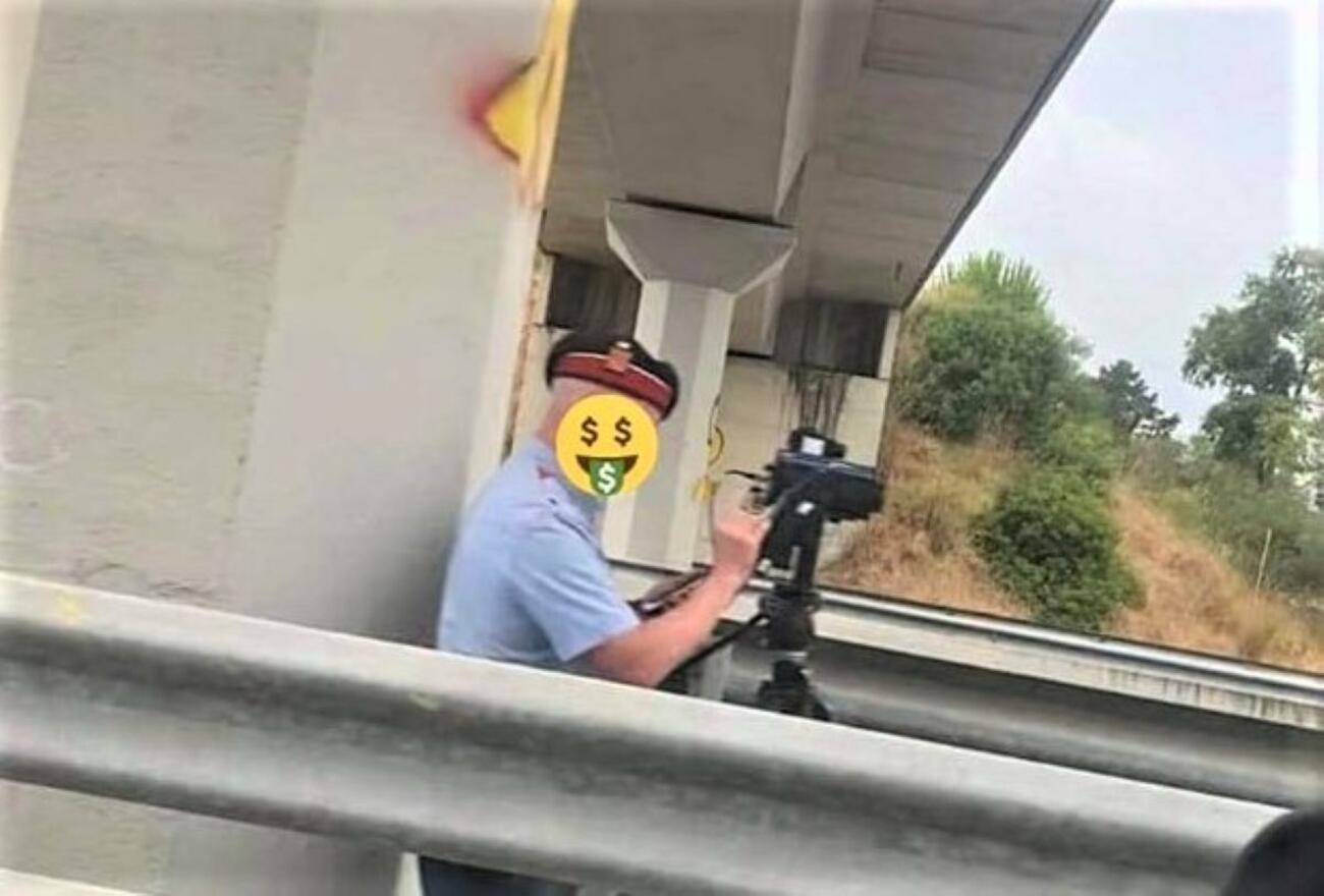 Un Mosso con un radar escondido / SOCIALDRIVE