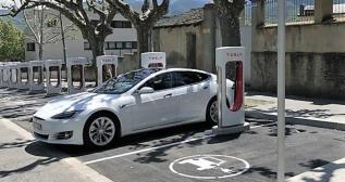 Estación de carga de Tesla junto a un hotel en la Seu d'Urgell