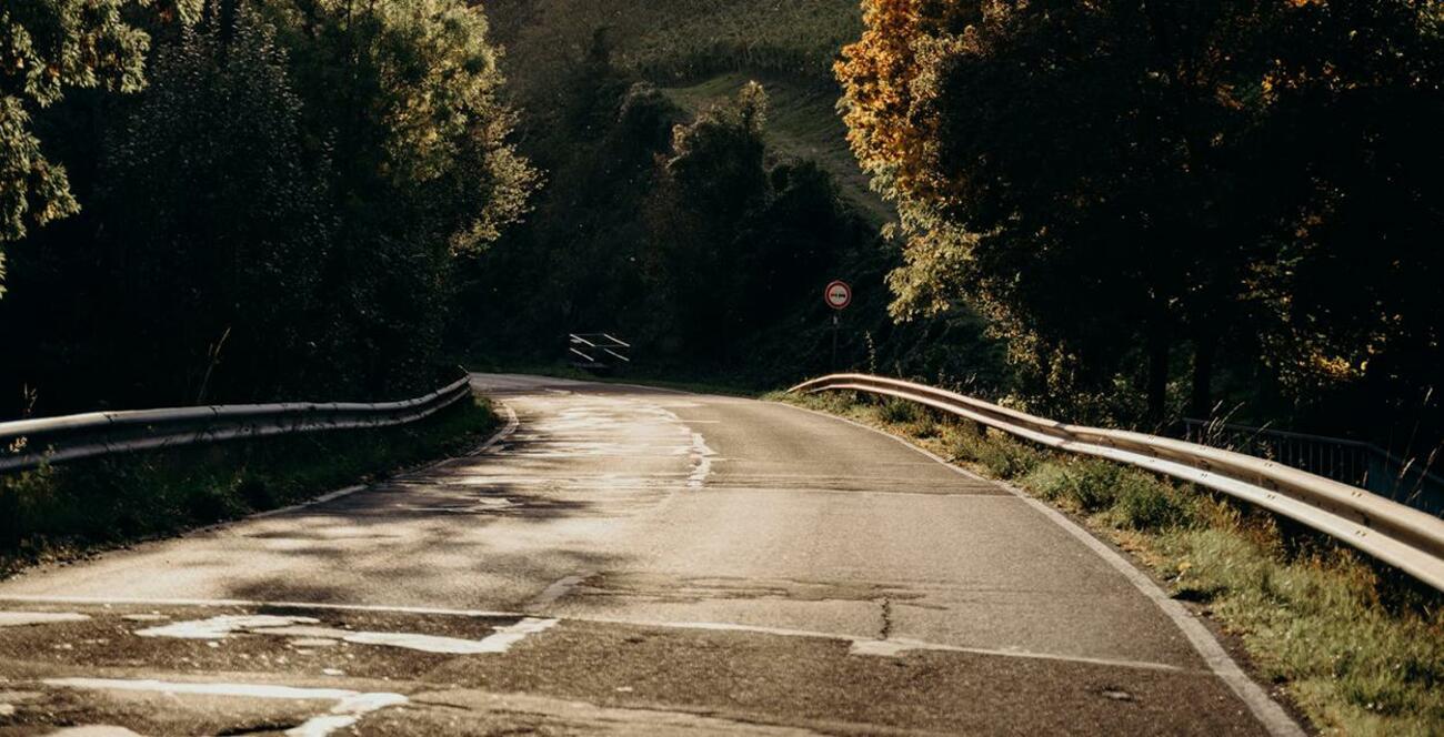 Carretera secundaria mal conservada / PEXELS