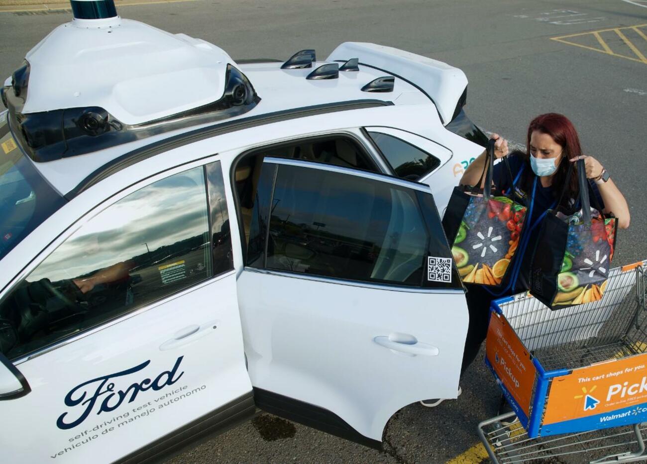Un coche autónomo de Ford lleva la compra a casa / FORD Un coche autónomo de Ford lleva la compra a casa / FORD
