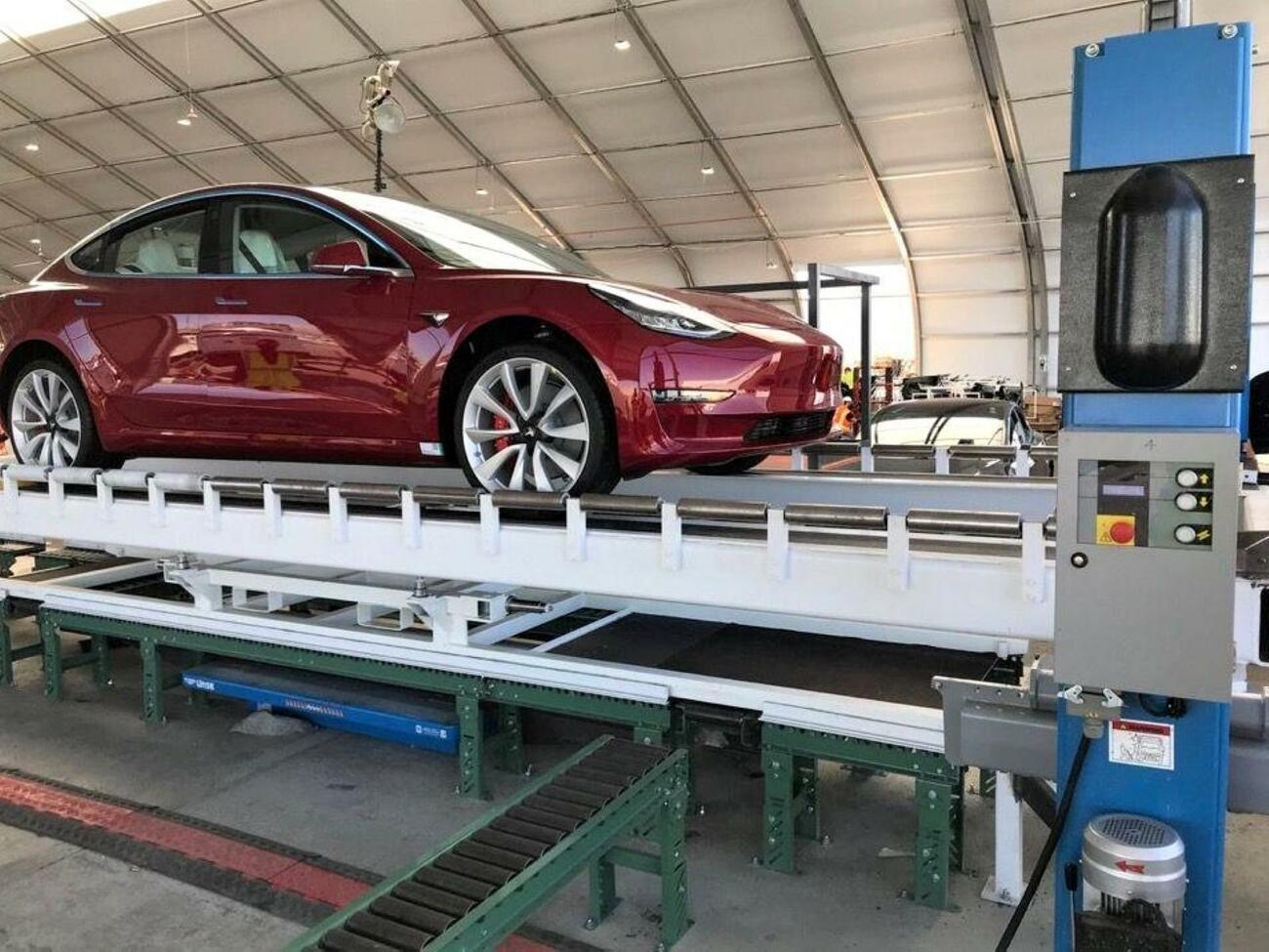 Montaje del Tesla Model 3 en una carpa