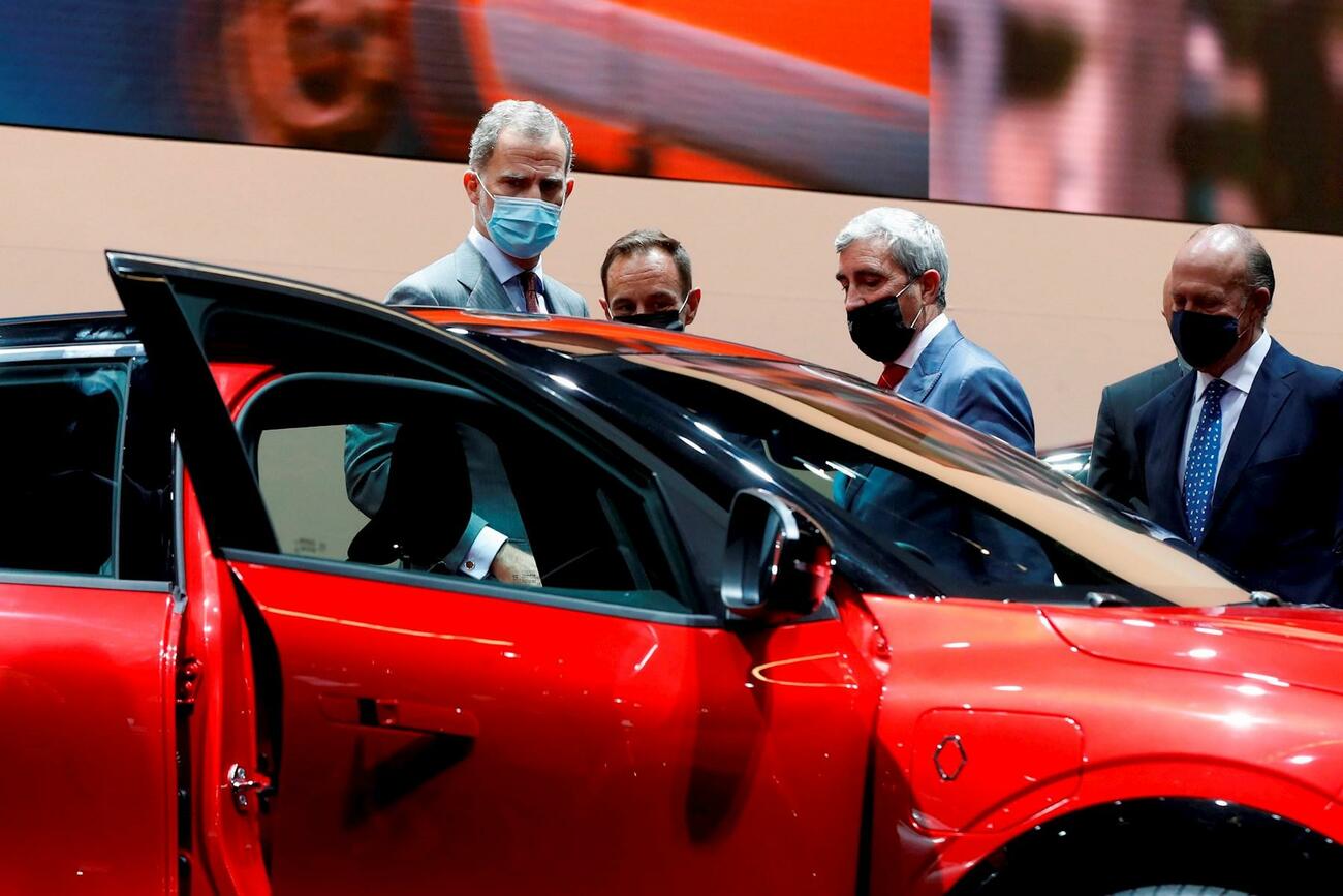 El Rey, junto al nuevo Renaut Mégane / EFE / TONI ALBIR El Rey, junto al nuevo Renaut Mégane / EFE / TONI ALBIR