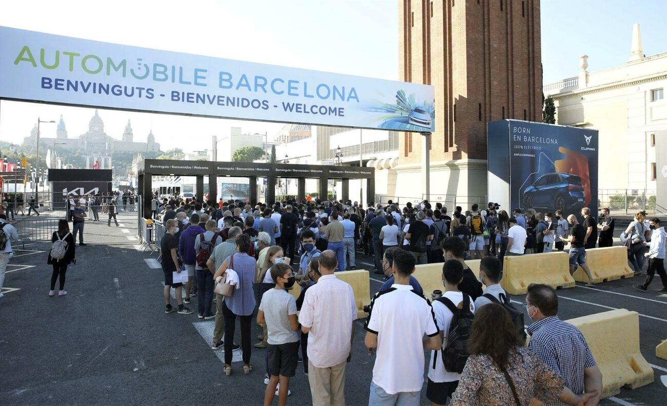 Cola en la entrada a Automobile Barcelona 2021 en su primer día / FIRA DE BARCELONA