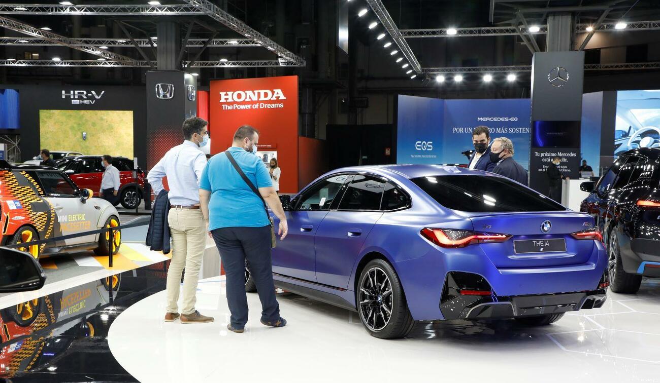 Visitantes en el salón Automobile Barcelona / CLARA MARGAIS / DPA