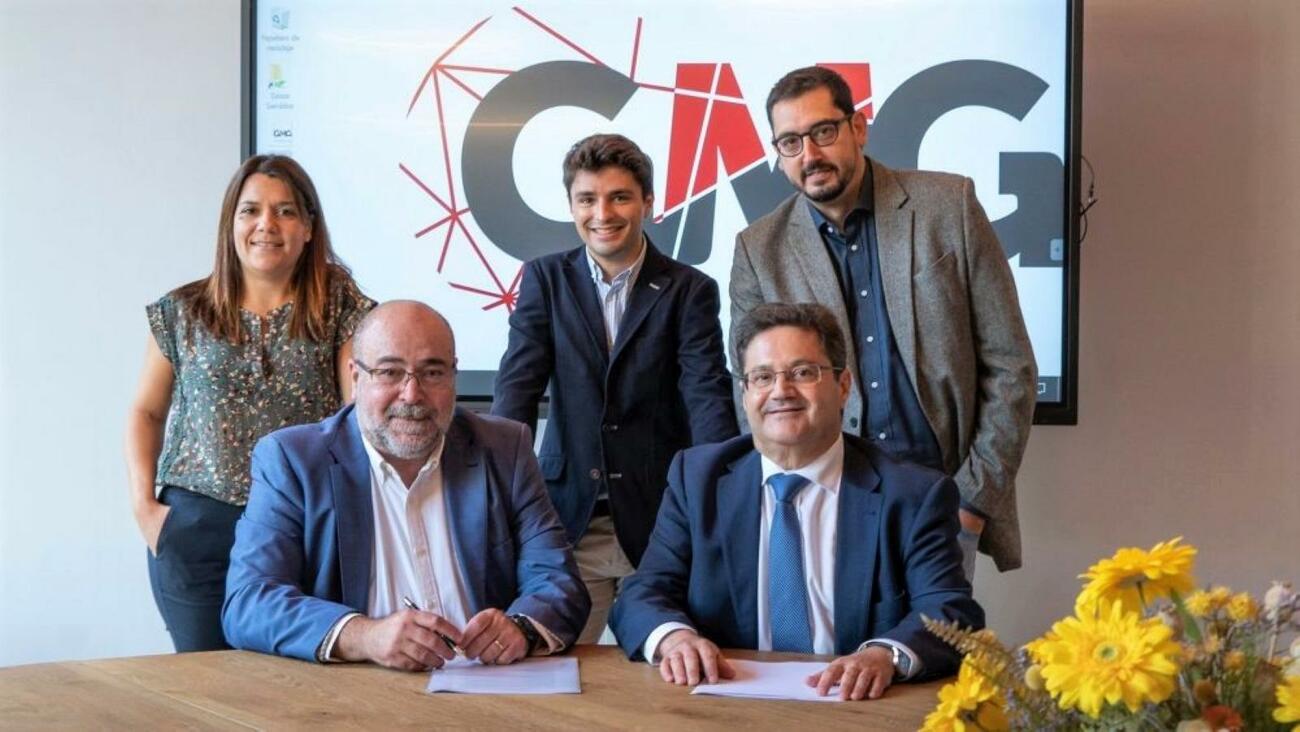 Imagen de la firma de la alianza empresarial entre 'Atlántico Hoy' y Global Media Group. De izquierda a derecha, Laura Jiménez, Rafael Clavijo e Igor Marín. Sentados, Xavier Salvador y Corviniano Clavijo / LENA PRIETO