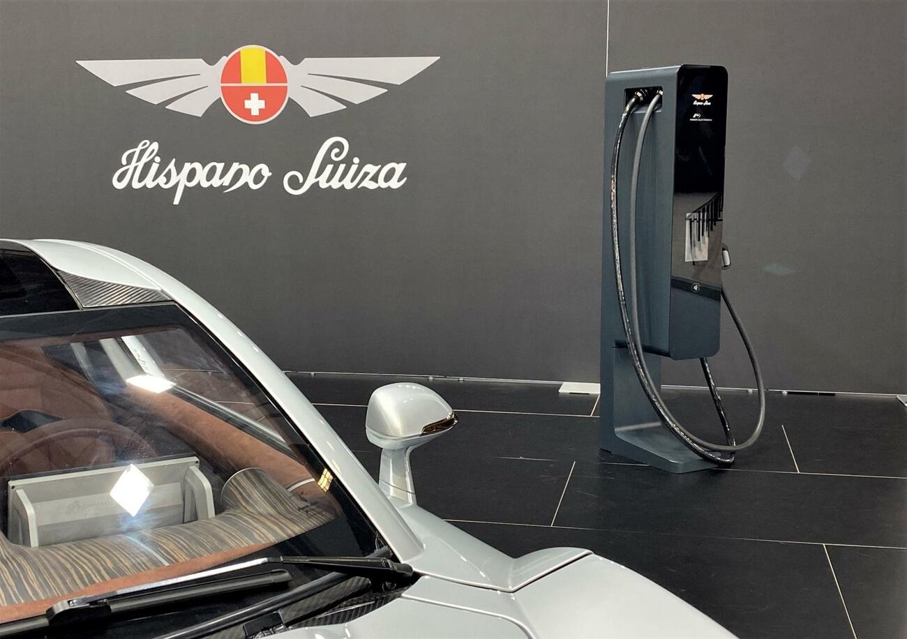 Un coche de Hispano Suiza con un cargador