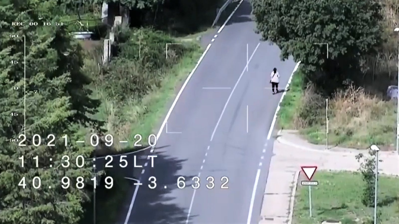 Imagen aérea de un peatón caminante de pueblo que infringe las normas de tráfico / DGT Imagen aérea de un peatón caminante de pueblo que infringe las normas de tráfico / DGT