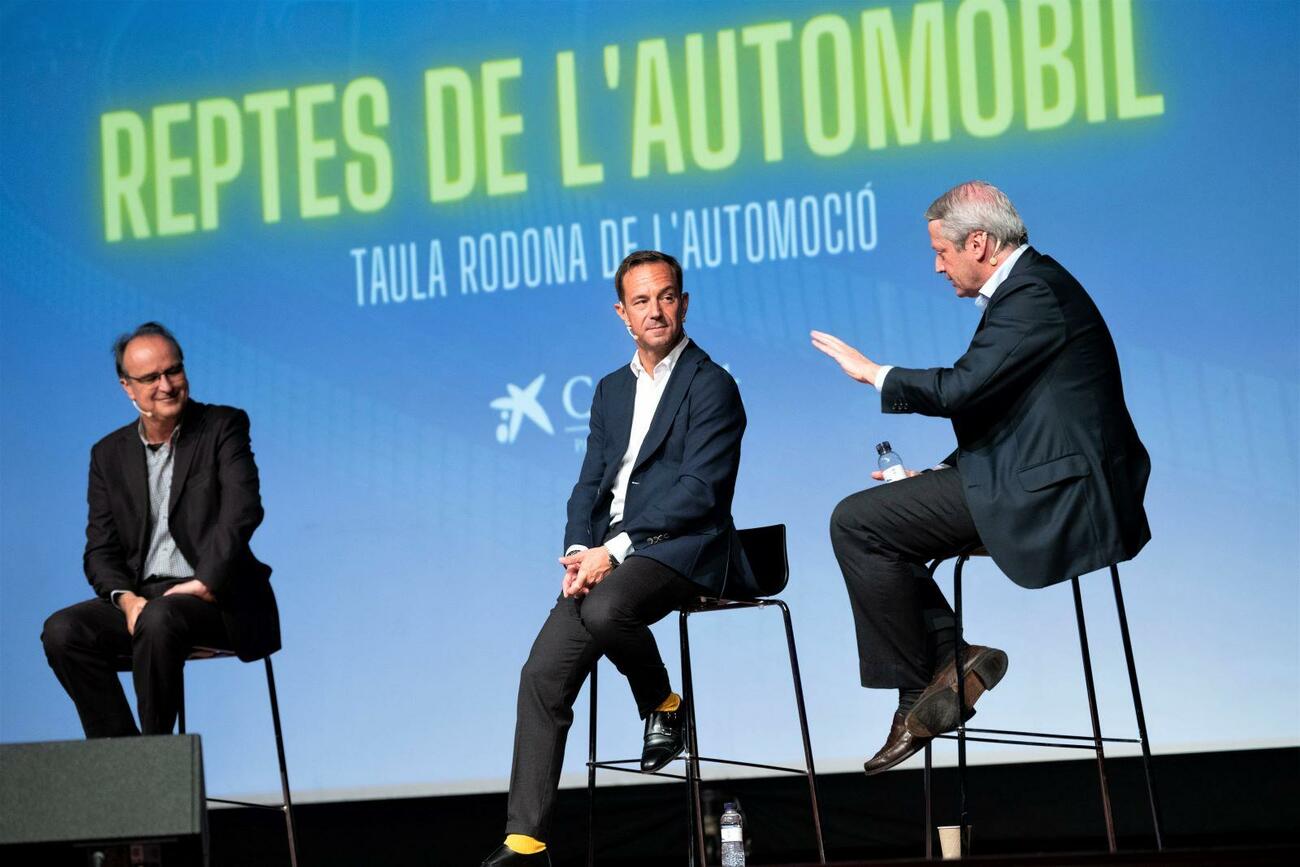 A la derecha, José María Galofré (Volvo) y Sébastian Guigues (Renault) en la mesa de Fecavem A la derecha, José María Galofré (Volvo) y Sébastian Guigues (Renault) en la mesa de Fecavem