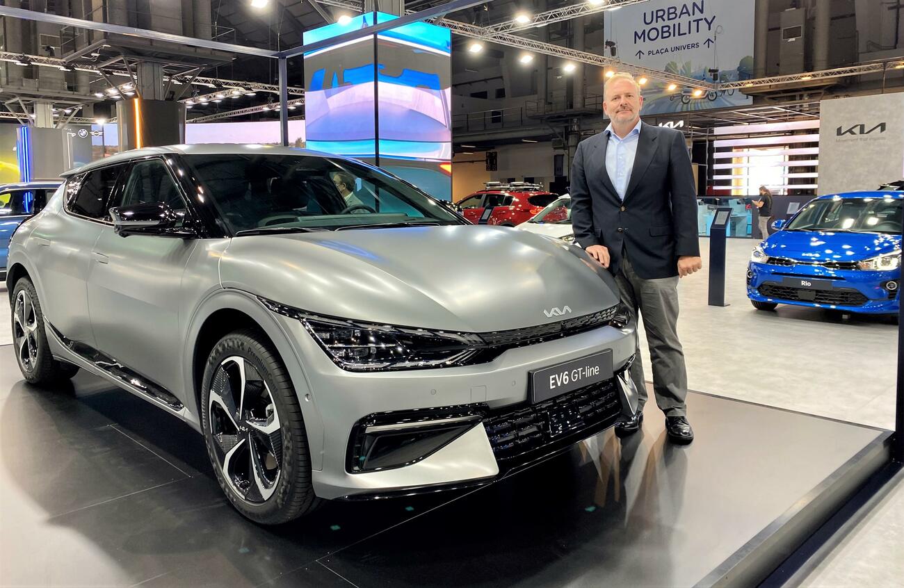 Eduardo Divar, director general de Kia Motors Iberia, con el nuevo eléctrico EV6 / A.M.