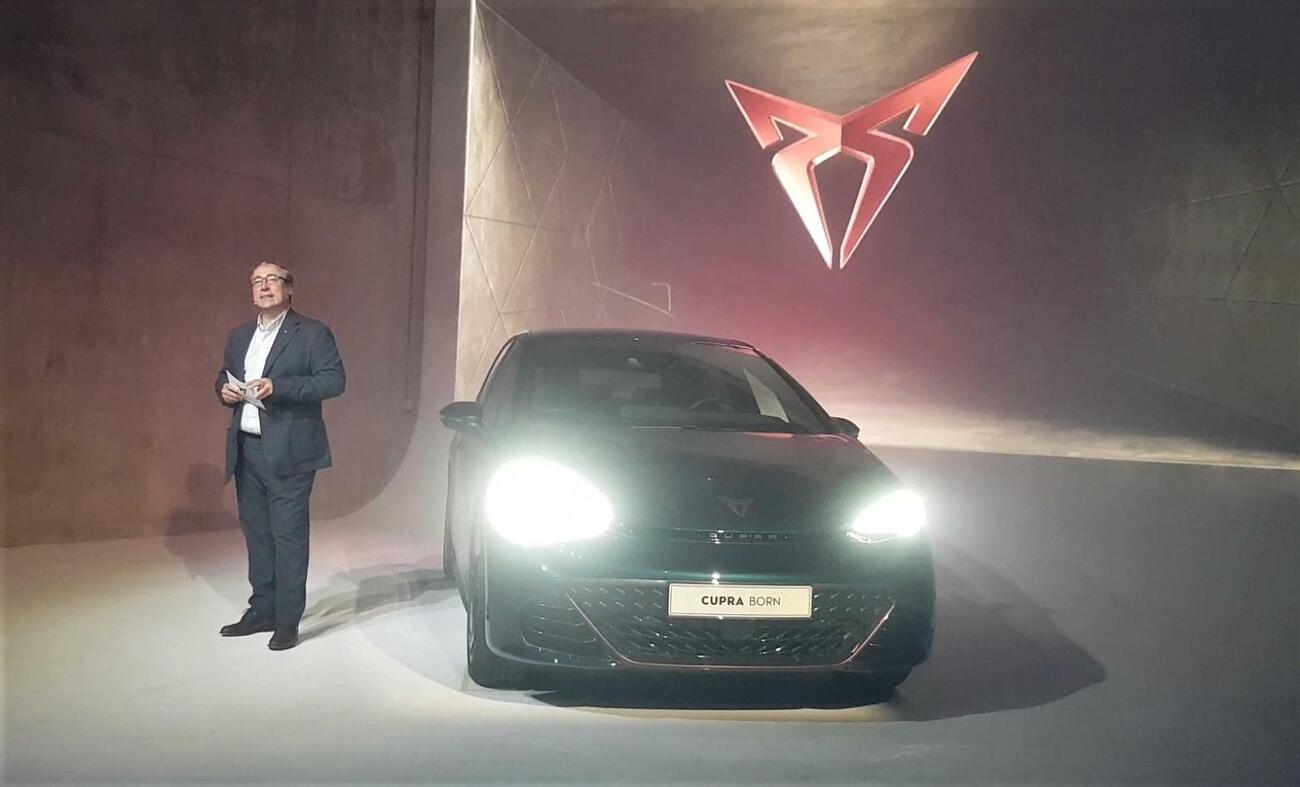 Mikel Palomera, director de Seat España, con el Cupra Born