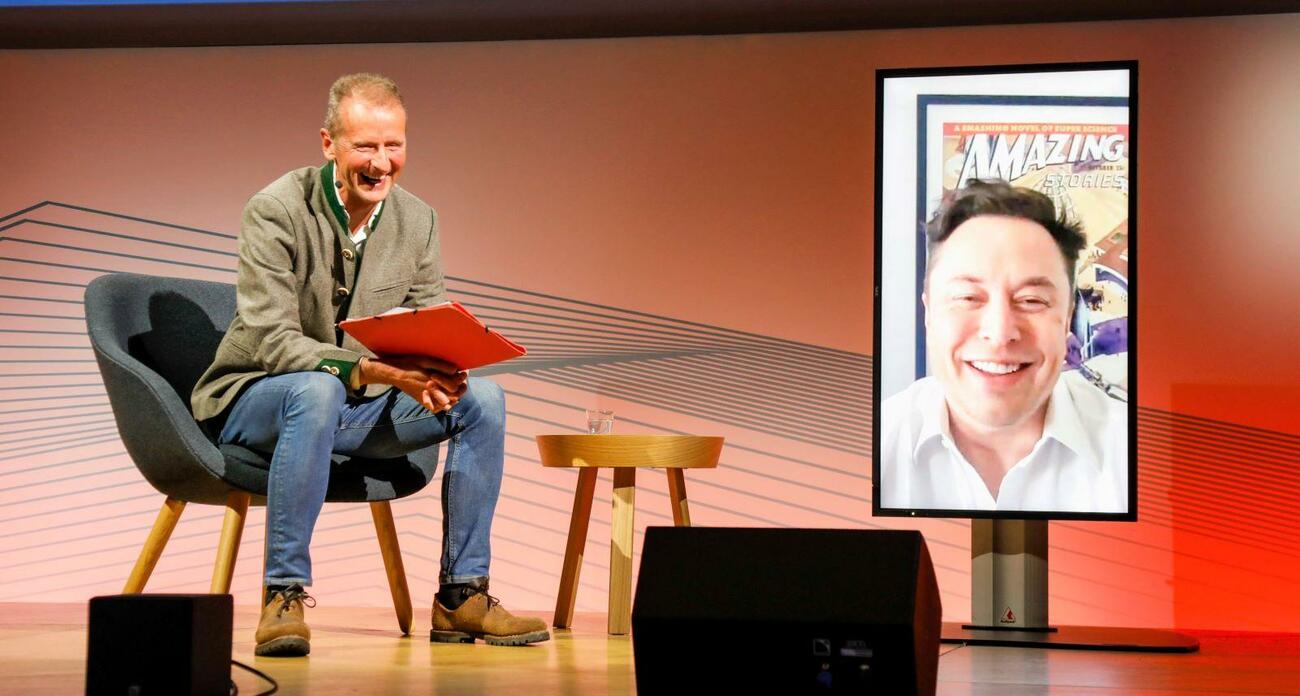 Herbert Diess junto a Elon Musk en la pantalla / TWITTER HERBERT DIESS