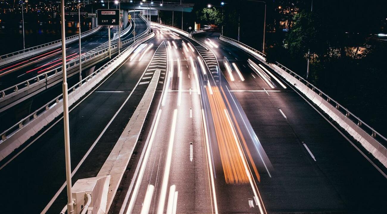 Imagen de carretera nocturna