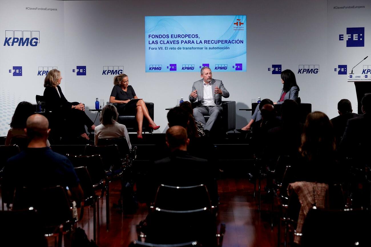 Alfonso Sancha (Seat, en el centro), en el encuentro sobre automoción de EFE / EMILIO NARANJO / EFE