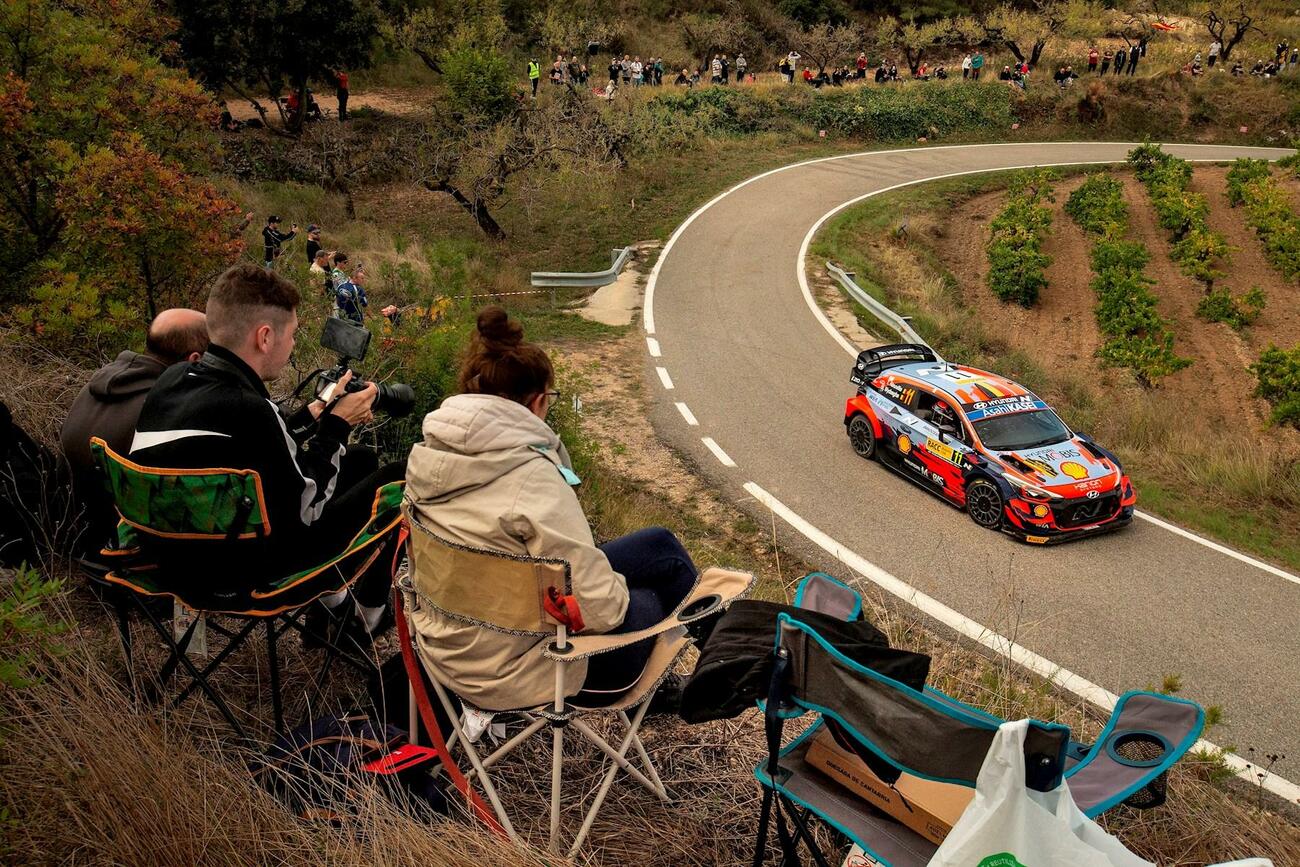 Thierry Neuville, con su Hyundai en el Rally de Cataluña / EFE / ENRIC FONTCUBERTA