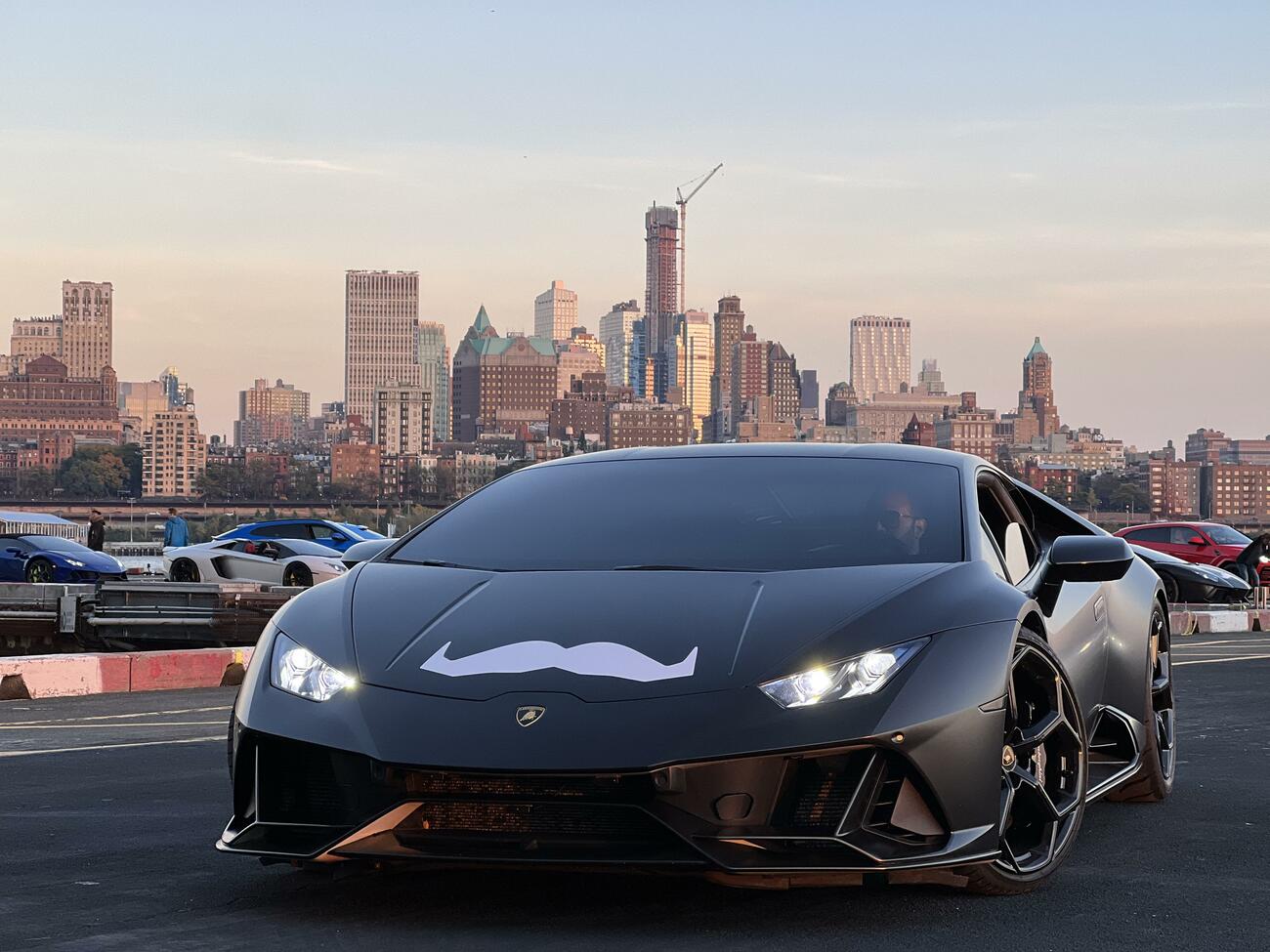 Uno de los Lamborghini con bigote a favor de Movember