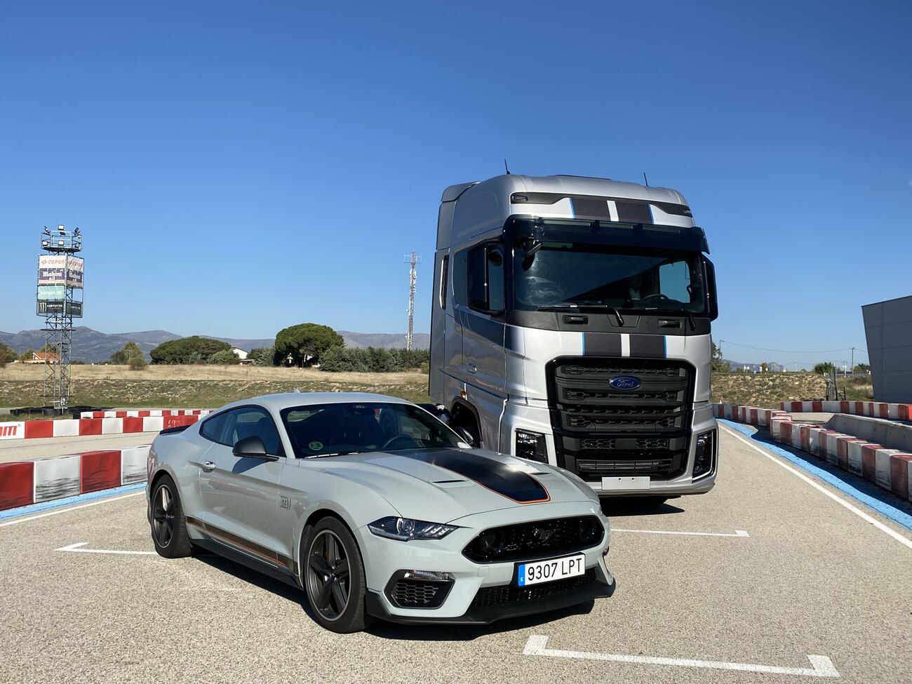 El camión Ford F-Max Blackline Edition frente al Ford Mustang Mach 1