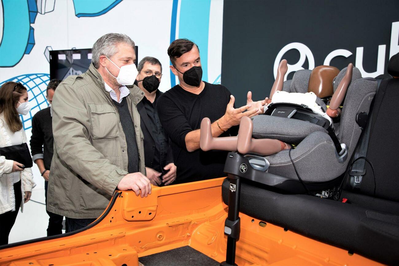 Martin Pos (derecha), fundador de Cybex, explica la sillita con airbag / CYBEX Martin Pos (derecha), fundador de Cybex, explica la sillita con airbag / CYBEX