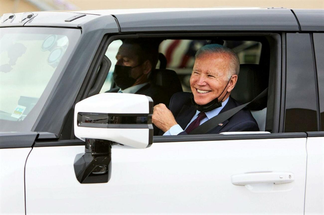 Joe Biden pone a prueba el nuevo Hummer eléctrico / GM Joe Biden pone a prueba el nuevo Hummer eléctrico / GM