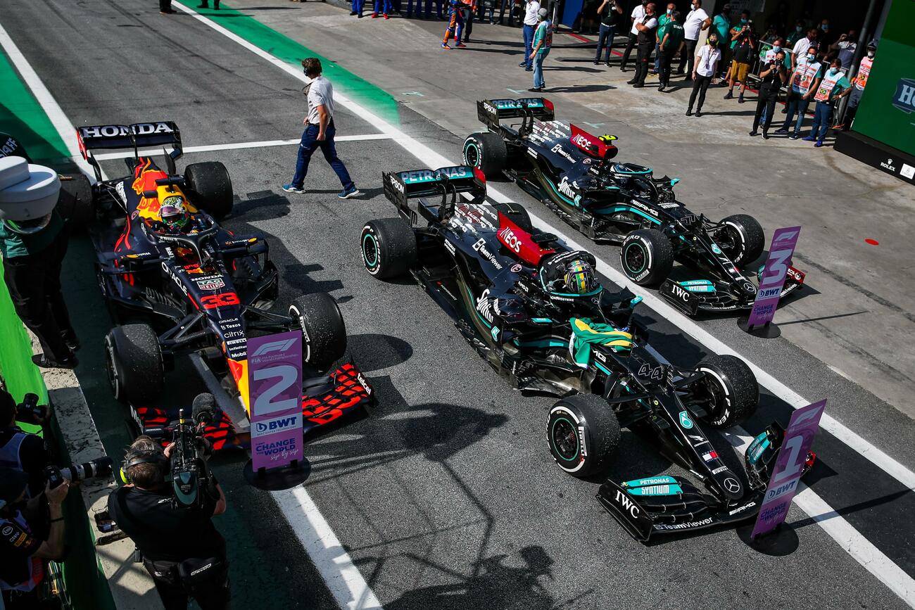 Coches de Mercedes y Red Bull en el GP de F1 de Brasil / FLORENT GOODEN / AFP7 / EUROPA PRESS