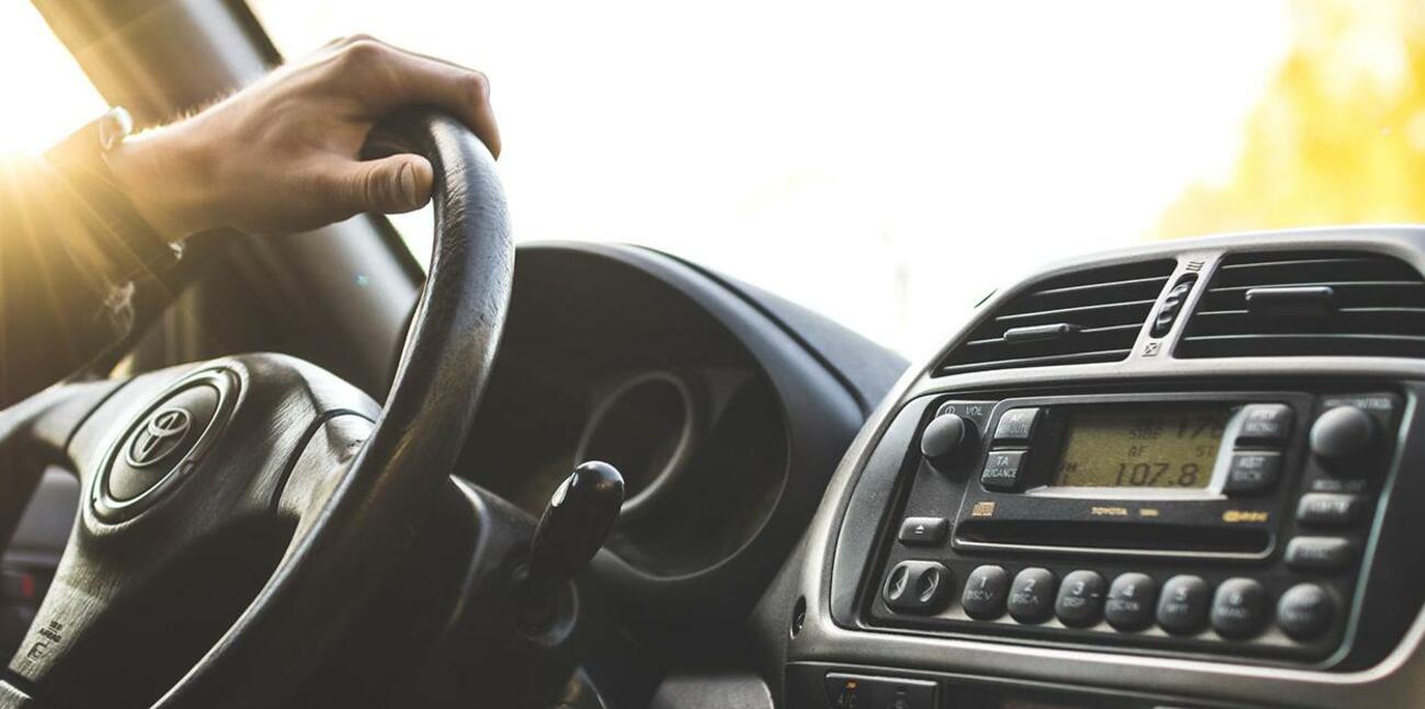Persona conduciendo un coche / PEXELS