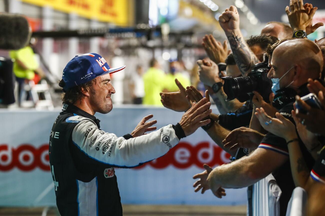 Fernando Alonso celebra su tercer puesto en Qatar con Alpine / XAVI BONILLA / AFP7 / EUROPA PRESS