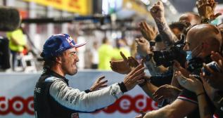 Fernando Alonso celebra su tercer puesto en Qatar con Alpine / XAVI BONILLA / AFP7 / EUROPA PRESS