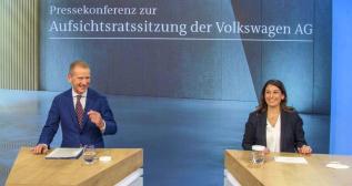 El presidente de Volkswagen, Herbert Diess, y la jefa sindical, Daniela Cavallo / VW