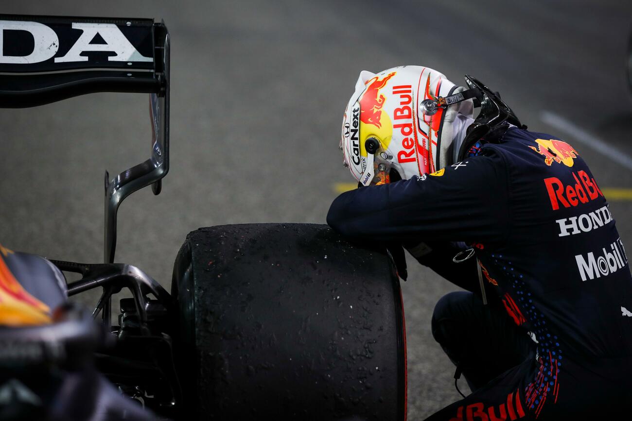Verstappen junto a su coche tras ganar el campeonato de F1 / FLORENT GOODEN / DPPI / EUROPA PRESS