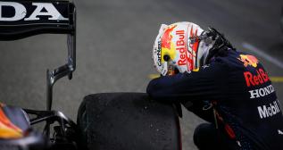 Verstappen junto a su coche tras ganar el campeonato de F1 / FLORENT GOODEN / DPPI / EUROPA PRESS