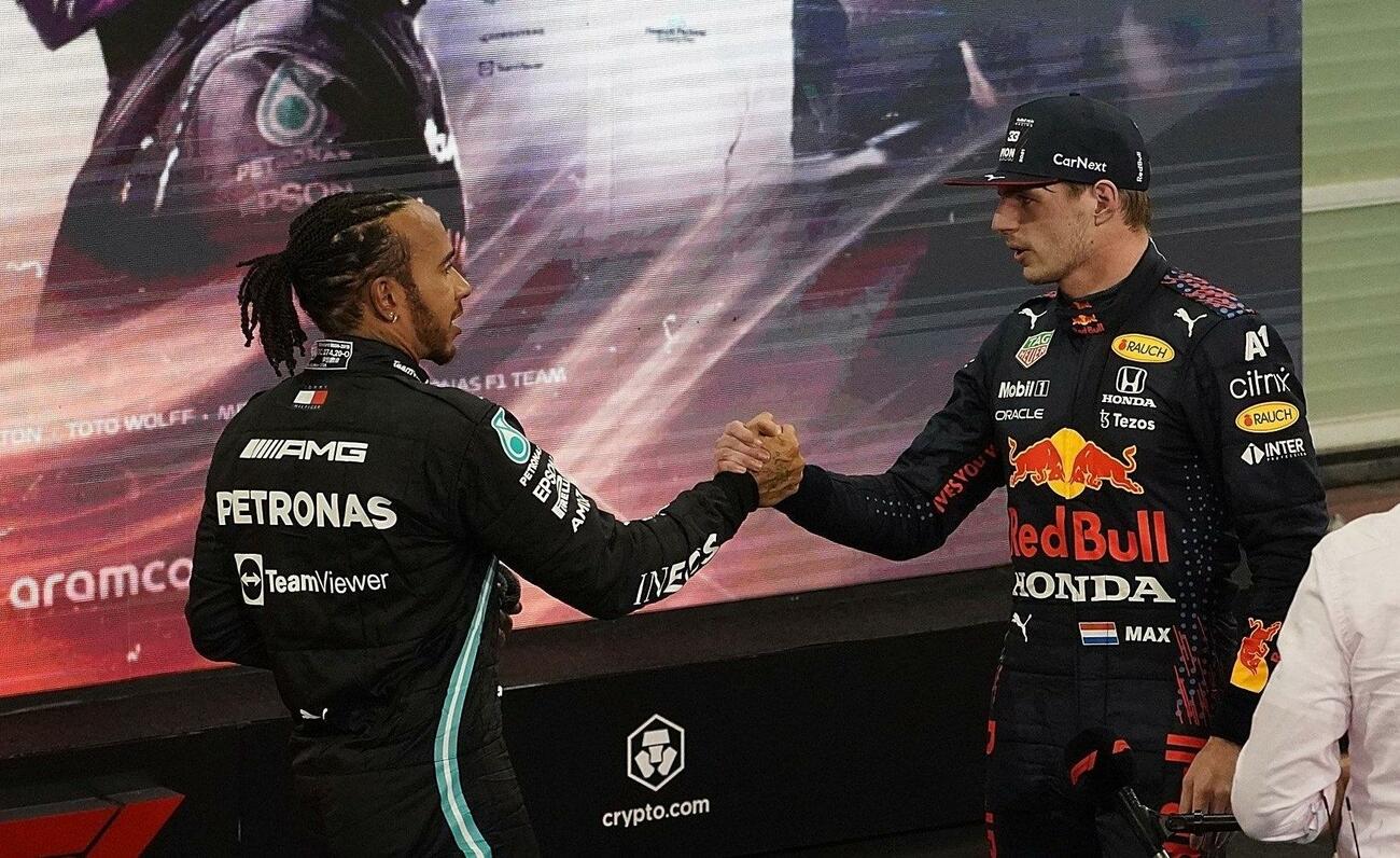 Hamilton y Verstappen se saludan en Abu Dhabi / HASAN BRATIC / DPA