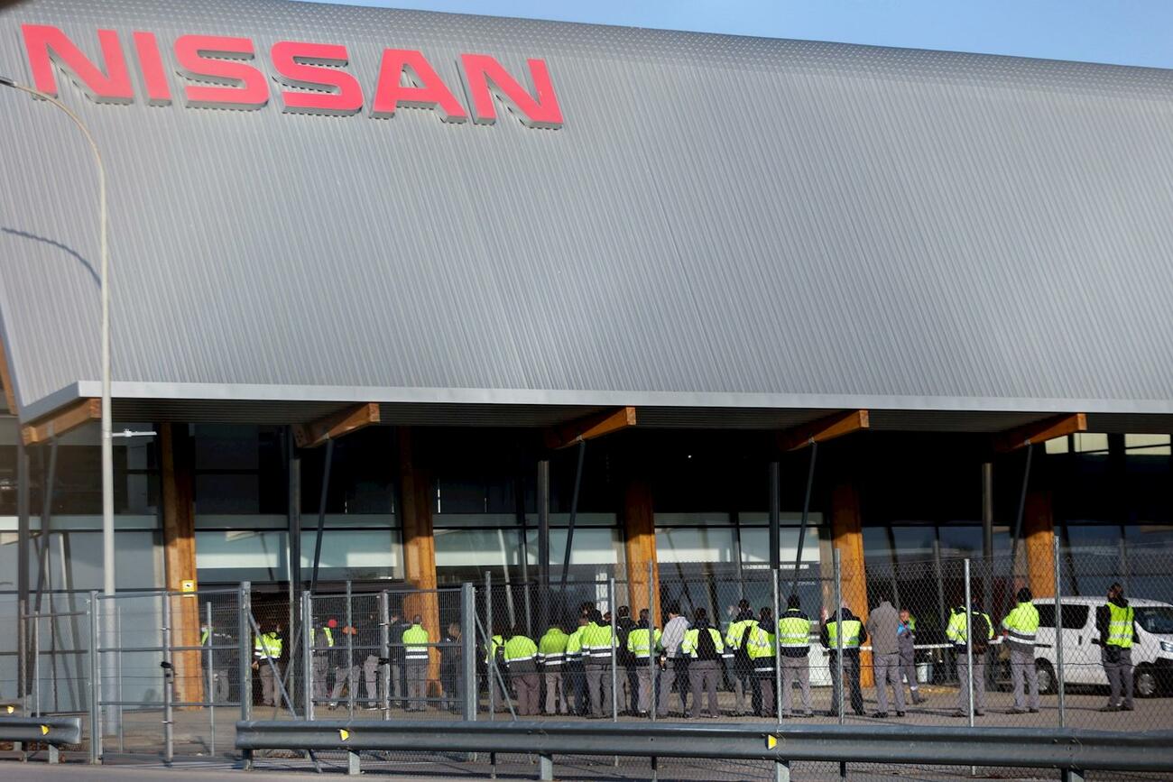 Empleados de Nissan reciben la carta de despido / QUIQUE GARCÍA / EFE Empleados de Nissan reciben la carta de despido / QUIQUE GARCÍA / EFE