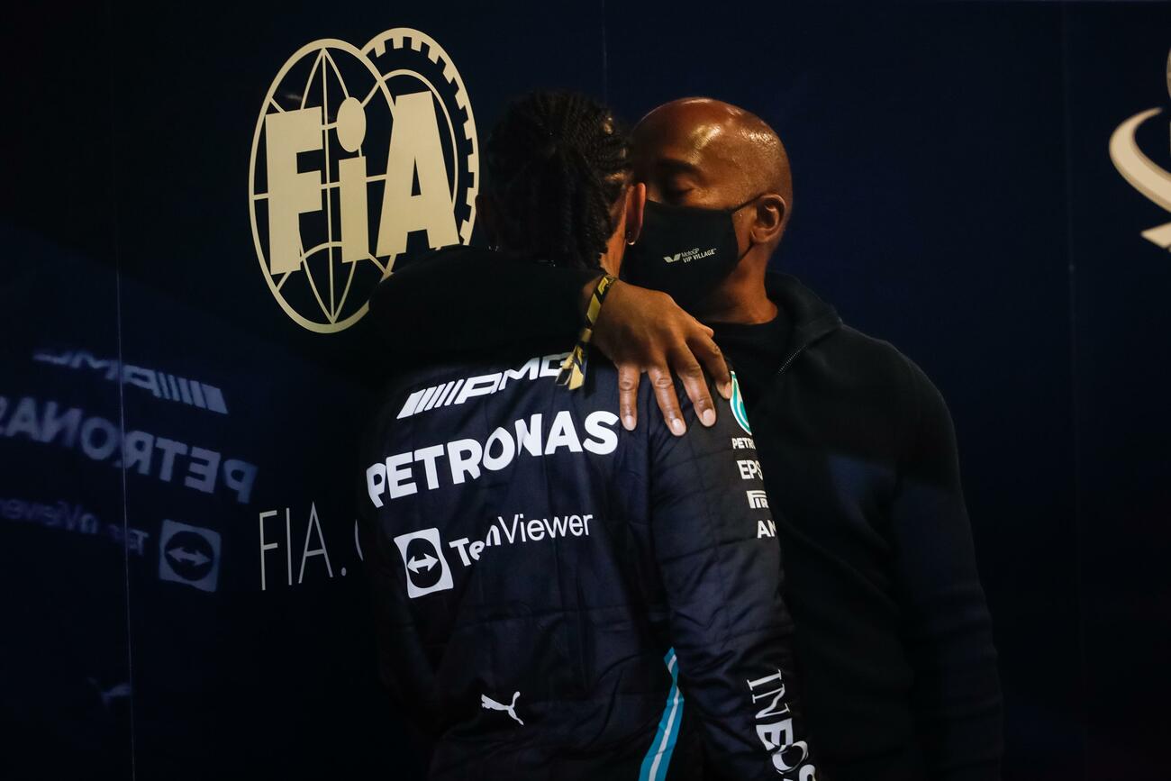 Hamilton recibe el abrazo de su padre en Abu Dhabi / ANTONIN VINVENT / AFP7 / EUROPA PRESS