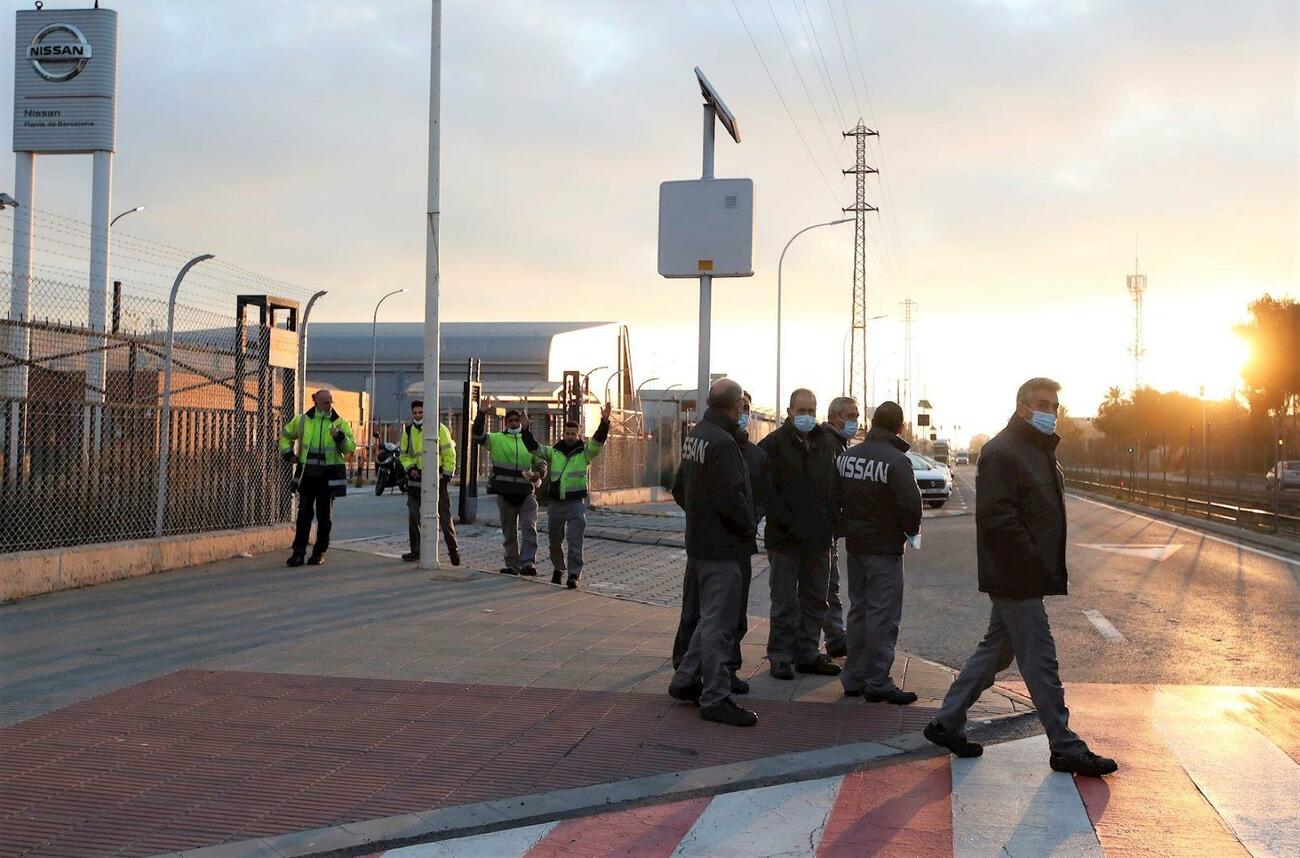 Trabajadores de Nissan Barcelona en el último día de producción / MARTA PÉREZ / EFE Trabajadores de Nissan Barcelona en el último día de producción / MARTA PÉREZ / EFE