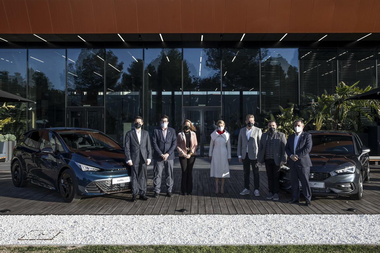 La ministra Yolanda Díaz junto al presidente de Seat, Wayne Griffiths, y del comité, Matías Carnero / SEAT La ministra Yolanda Díaz junto al presidente de Seat, Wayne Griffiths, y del comité, Matías Carnero / SEAT