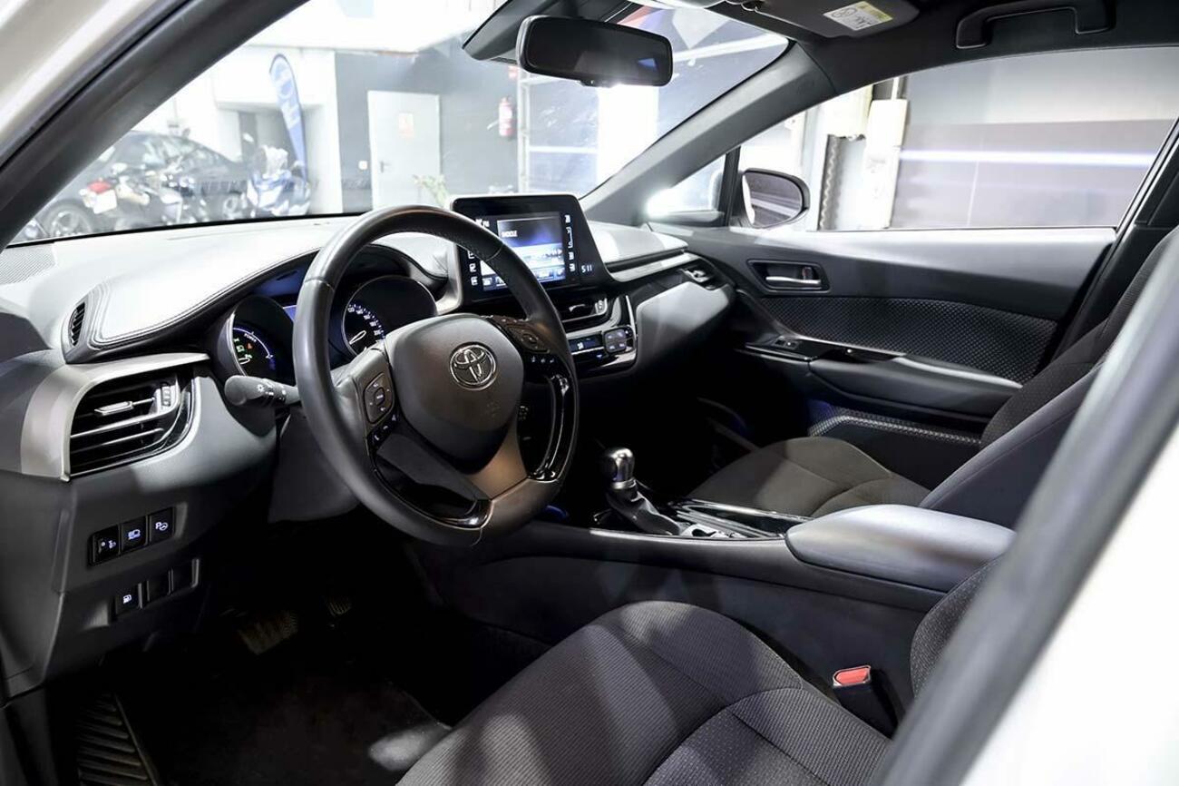 Interior de un Toyota CH-R 1.9 125H Advance de segunda mano Interior de un Toyota CH-R 1.9 125H Advance de segunda mano