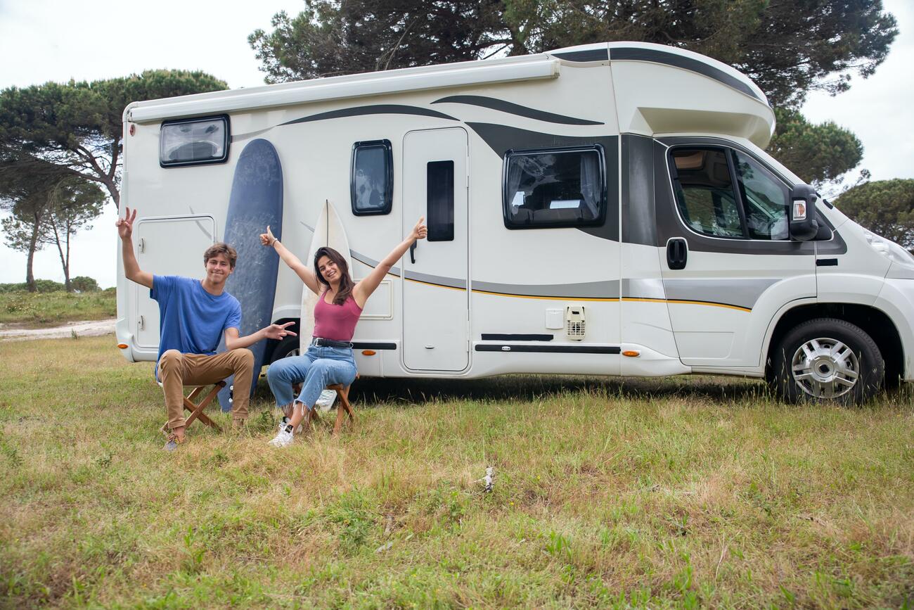 Pareja con una caravana / PEXELS Pareja con una caravana / PEXELS