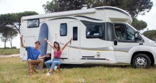 Pareja con una caravana / PEXELS