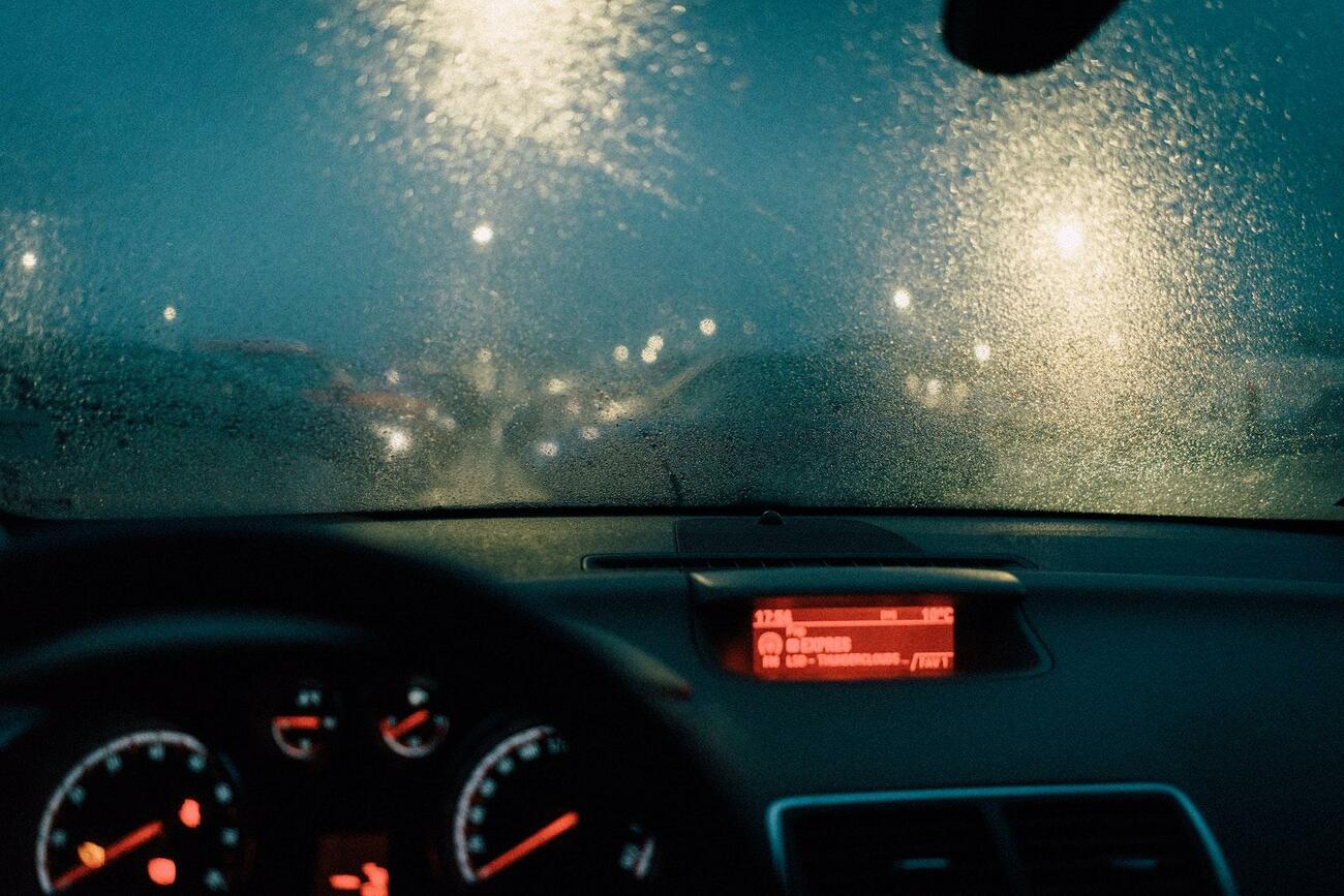 Parabrisas bajo la lluvia / Foto de Lukas Rychvalsky en Pexels