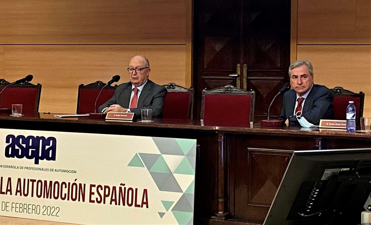Carlos Sainz , en la entrega del premio de Asepa junto a Sergio Piccione / A.M.