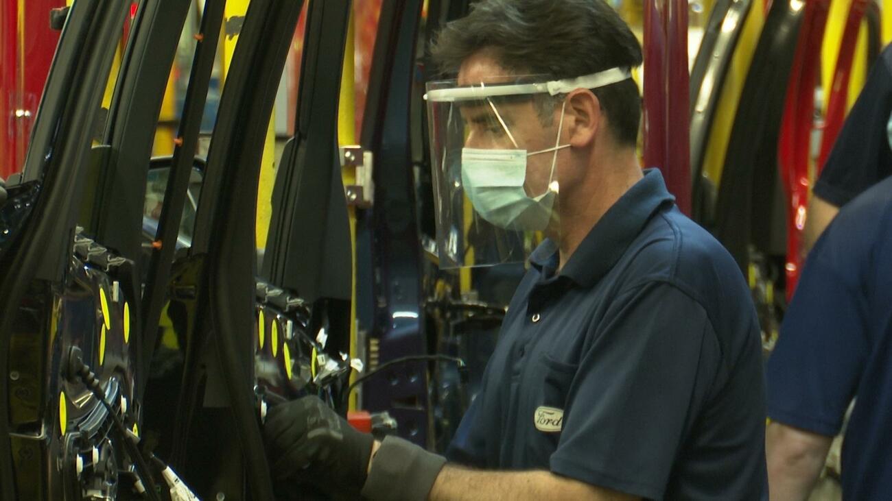Un trabajador de la fábrica de Ford de Almussafes / EUROPA PRESS Un trabajador de la fábrica de Ford de Almussafes / EUROPA PRESS