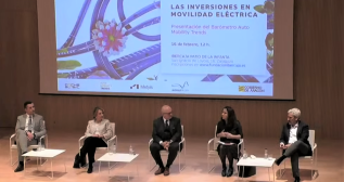 Mesa con Seat, Sernauto, Metyis, Reby y Stellantis en Auto Mobility Trends en Zaragoza