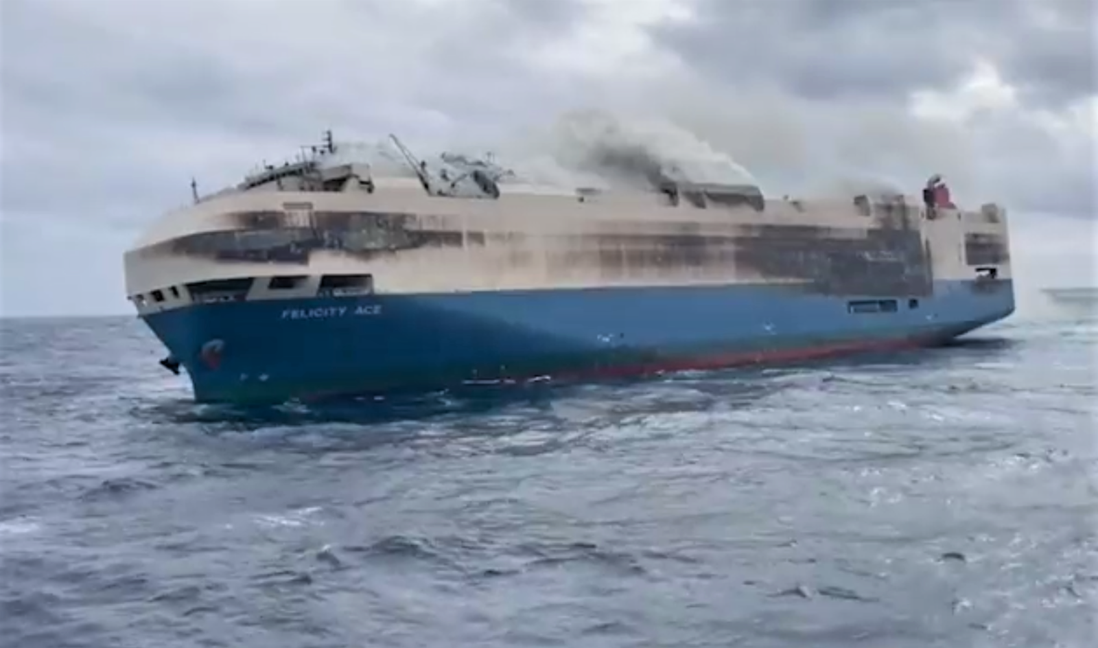 Carguero incendiado con miles de coches Carguero incendiado con miles de coches