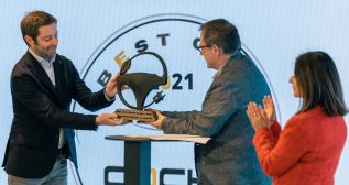 Víctor Sarasola recibe el Premio Best Car Coche Global 2021 al Cupra Formentor e-Hybrid