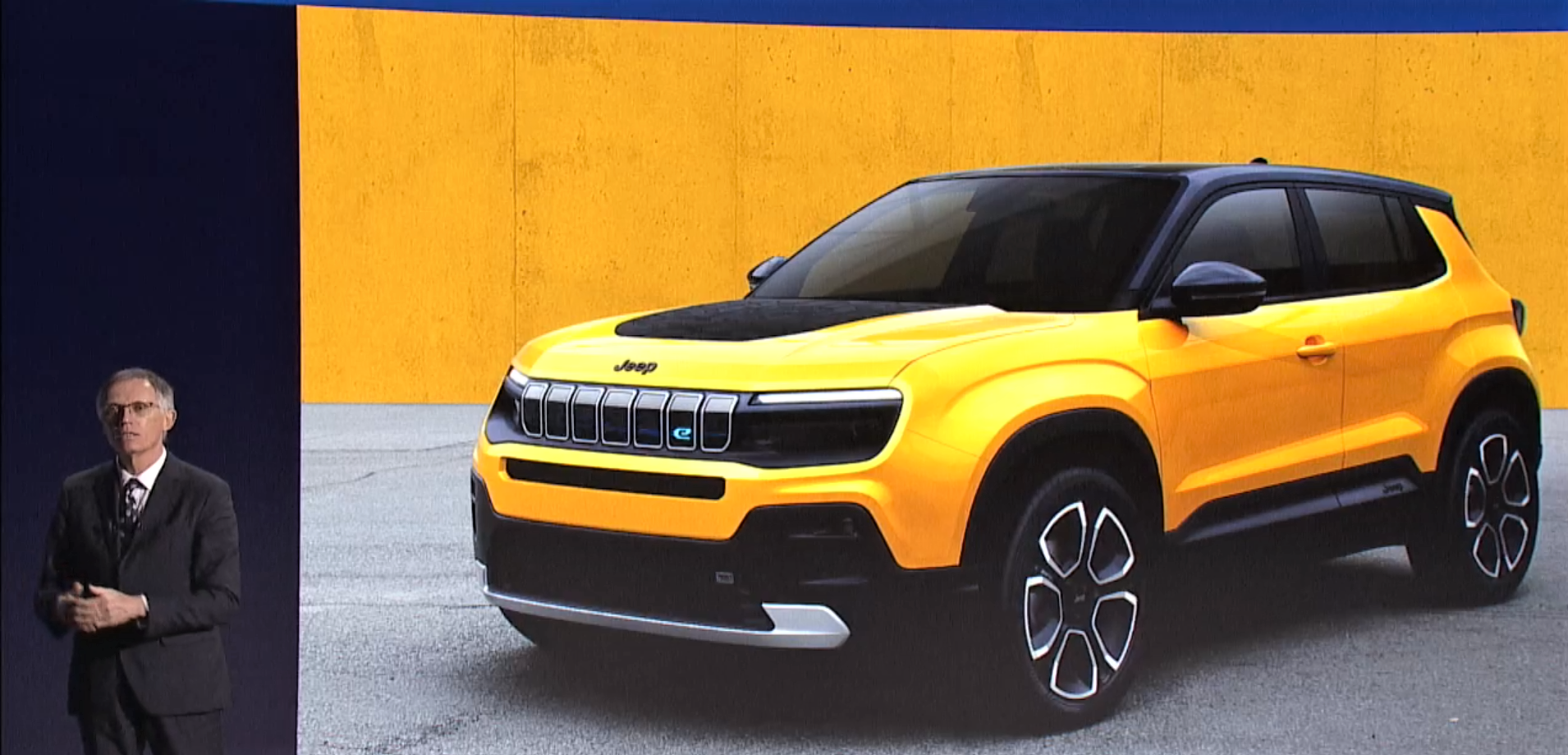 Carlos Tavares con el primer Jeep eléctrico / STELLANTIS Carlos Tavares con el primer Jeep eléctrico / STELLANTIS