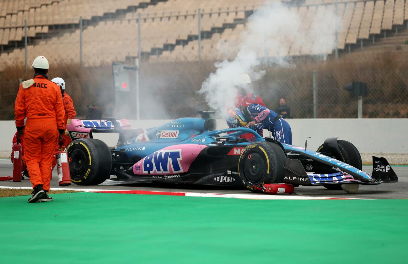 Fernando Alonso con su coche averiado en Montmeló / BRADLEY COLLYER / PA WIRTE / DPA
