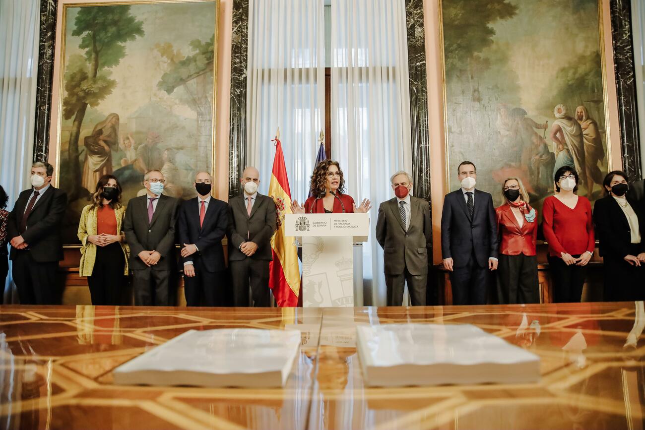 María Jesús Montero, ministra de Hacienda, junto a los expertos en reforma fiscal / CARLOS LUJÁN / EUROPA PRESS