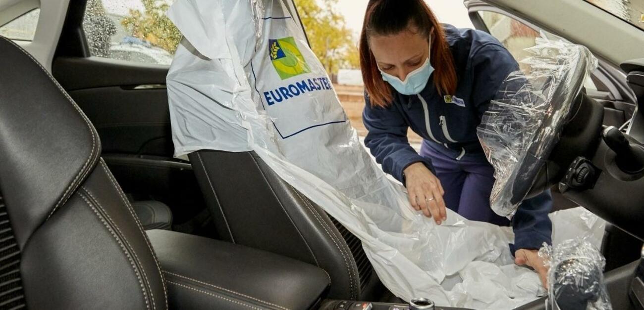 Una mecánica en un taller de automoción / EUROMASTER