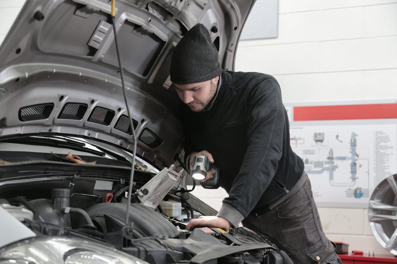 Mecánico revisa el motor de un coche / PEXELS Mecánico revisa el motor de un coche / PEXELS
