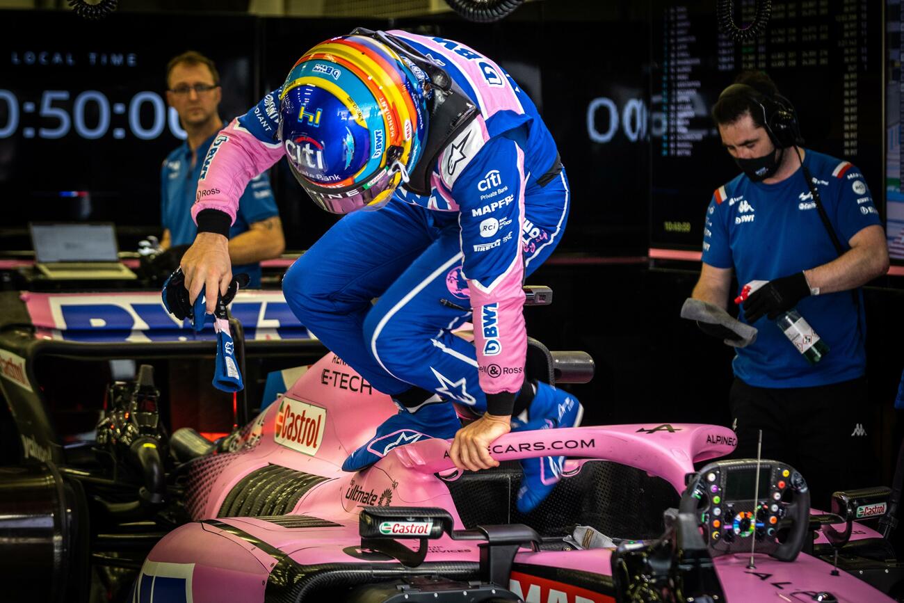 Fernando Alonso junto a su coche de Alpine / DIEDERIK VANDER LAAN / AFP7 / EUROPA PRESS Fernando Alonso junto a su coche de Alpine / DIEDERIK VANDER LAAN / AFP7 / EUROPA PRESS